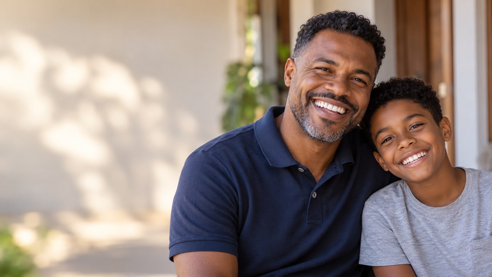 Cena ilustrativa de pai e filho sorrindo juntos na varanda de casa
