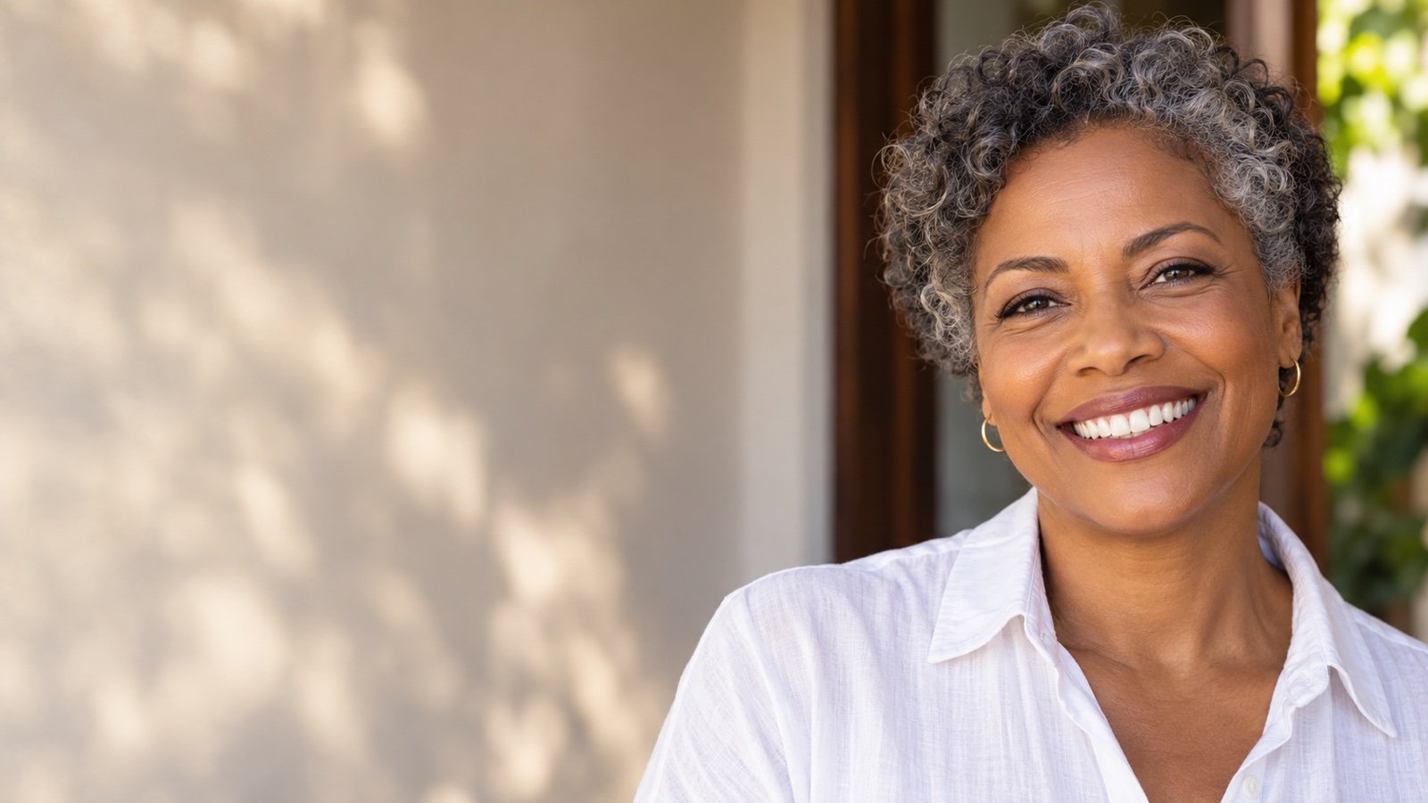 Cena ilustrativa de mulher madura sorrindo em um pátio residencial